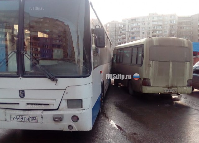 В Уфе из-за потерявшего сознание водителя столкнулись два автобуса. ВИДЕО