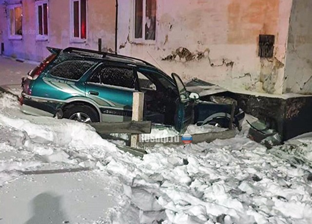 В Якутии водитель насмерть сбил подростка, врезался в жилой дом и погиб. ВИДЕО