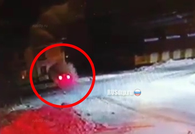 В Якутии водитель насмерть сбил подростка, врезался в жилой дом и погиб. ВИДЕО
