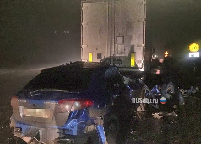 «Chevrolet Lacetti» врезался в стоящий грузовик на трассе М-5 под Уфой