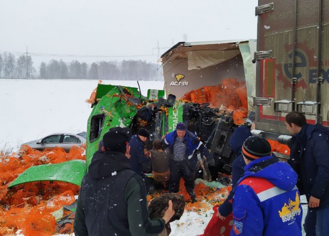 На трассе «Сибирь» в ДТП попала фура с мандаринами