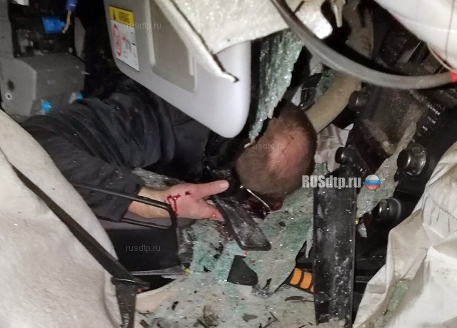Водитель «Тойоты» столкнулся со стоящим самосвалом и погиб