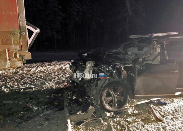Водитель «Тойоты» столкнулся со стоящим самосвалом и погиб