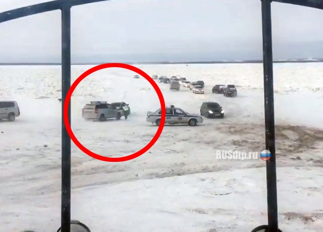 Автомобиль сбил инспектора ДПС на нелегальной ледовой переправе в Якутии