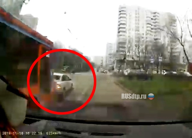 В Сокольниках «взбесившийся» трамвай таранил автомобили