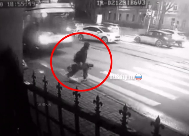 В Петербурге троллейбус насмерть сбил скейтбордистку. ВИДЕО