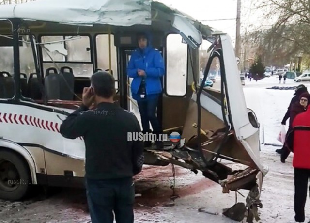 Два автобуса столкнулись на улице Крупской в Красноярске. ВИДЕО