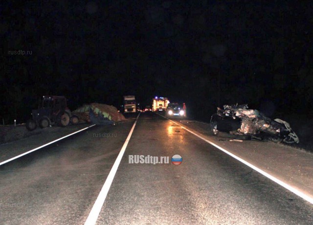 Двое мужчин погибли в ДТП с трактором в Костромской области