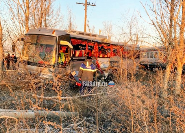 В Астраханской области автобус столкнулся с электричкой
