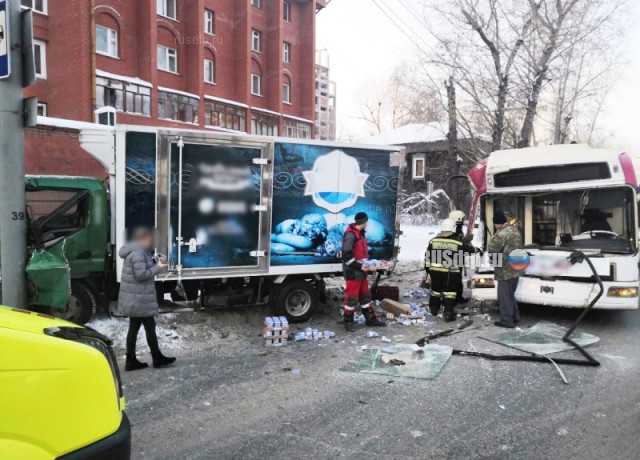 Троллейбус столкнулся с грузовиком в Томске. ВИДЕО