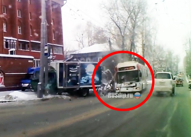 Троллейбус столкнулся с грузовиком в Томске. ВИДЕО