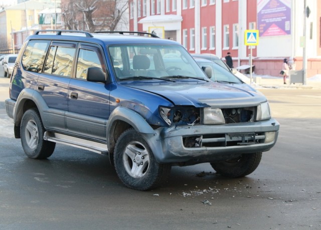 В Барнауле автомобиль врезался в остановку с людьми