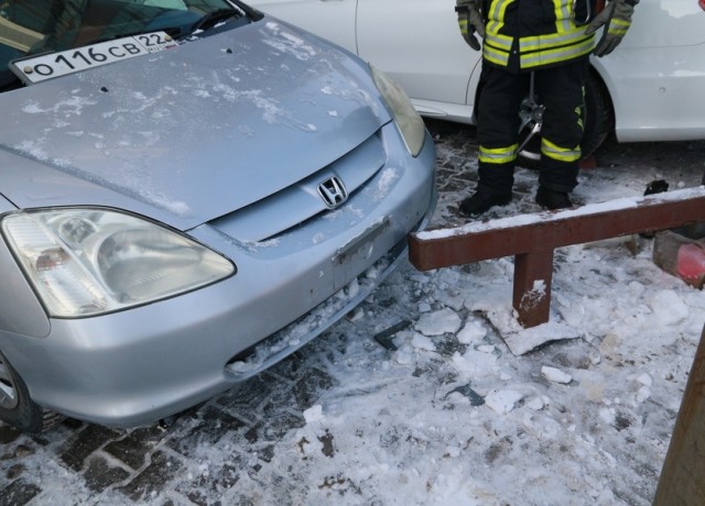 В Барнауле автомобиль врезался в остановку с людьми