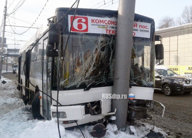 В Саратове в ДТП с автобусом пострадали 12 человек