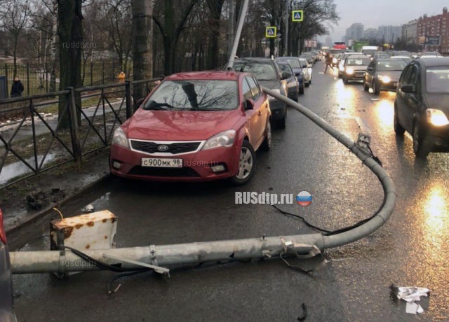 В Петербурге во время тест-драйва девушка разбила более 10 машин