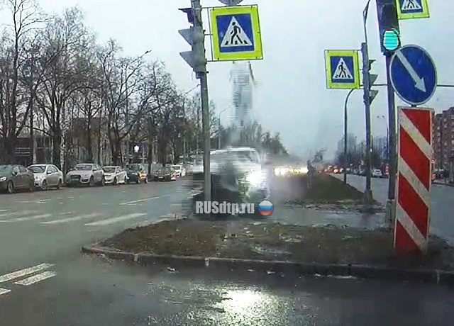 В Петербурге во время тест-драйва девушка разбила более 10 машин