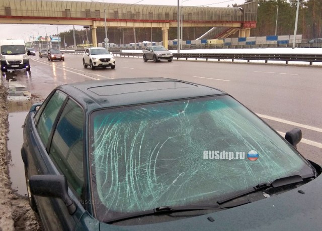 Глыба льда упала на автомобиль в Воронеже. ВИДЕО