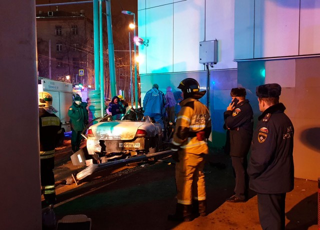 Автомобиль насмерть сбил троих пешеходов в Москве