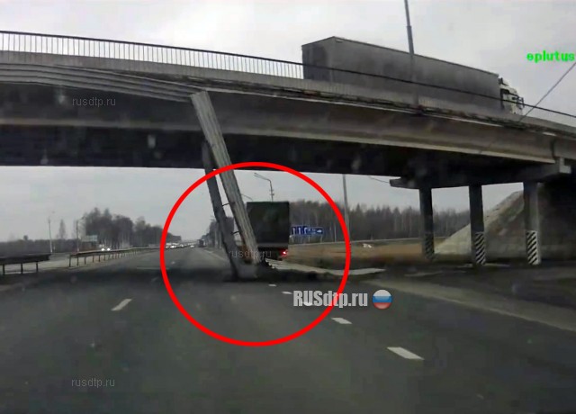 На трассе М-7 под Владимиром обрушилась часть моста. ВИДЕО