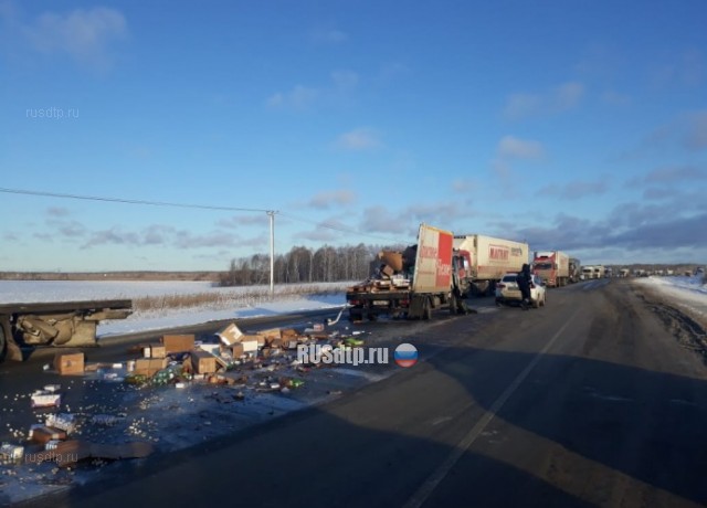 Фургон с алкоголем разорвало на части на трассе Екатеринбург — Тюмень