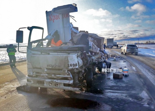 Фургон с алкоголем разорвало на части на трассе Екатеринбург — Тюмень