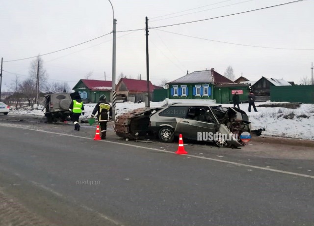 Гусеничная платформа раздавила два автомобиля в Свердловской области
