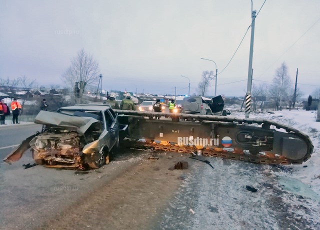 Гусеничная платформа раздавила два автомобиля в Свердловской области