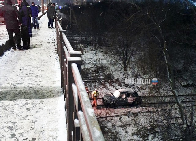 В Кирове «Hyundai Accent» с людьми упал с моста. ВИДЕО