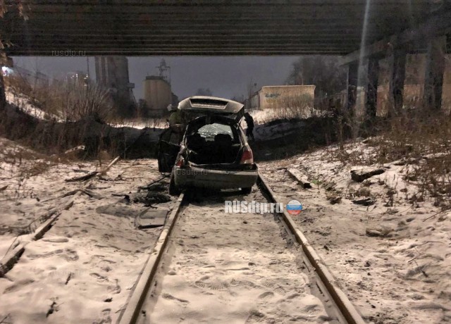 В Кирове «Hyundai Accent» с людьми упал с моста. ВИДЕО