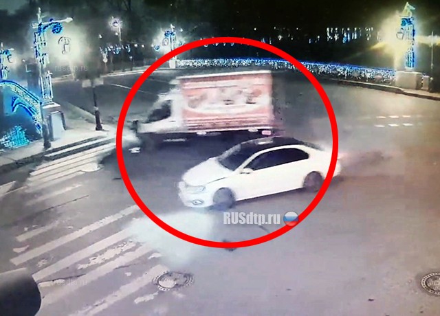 В Петербурге автомобиль с тортами едва не упал в Фонтанку. ВИДЕО
