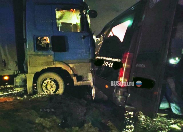 В Оренбургской области в ДТП с микроавтобусом погибли 4 человека