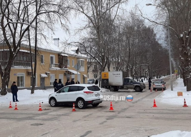 В Екатеринбурге УАЗ сбил мужчину с двумя детьми