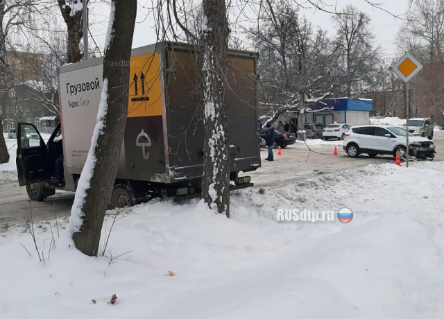 В Екатеринбурге УАЗ сбил мужчину с двумя детьми