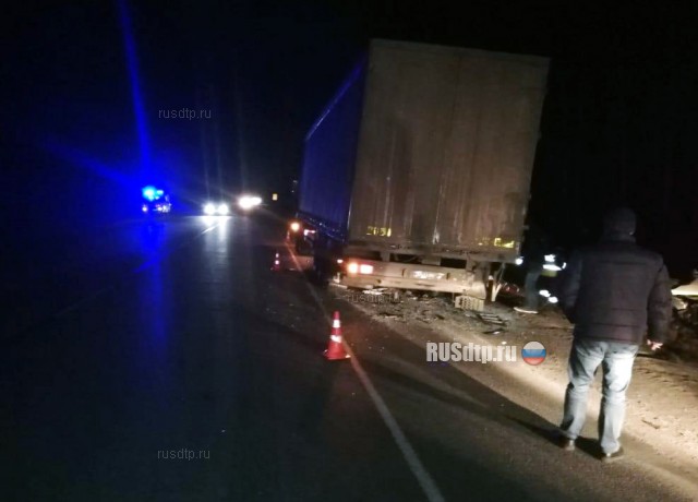 На трассе М-5 водитель «Соляриса» погиб, врезавшись в стоящую фуру