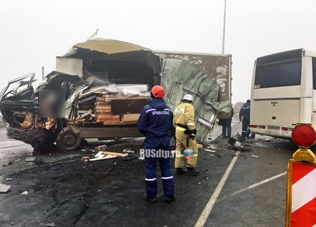 Водитель грузовика погиб в ДТП с автобусом на трассе «Таврида»