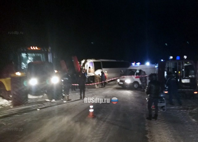 В ХМАО в ДТП с автобусом и трактором пострадали 13 человек