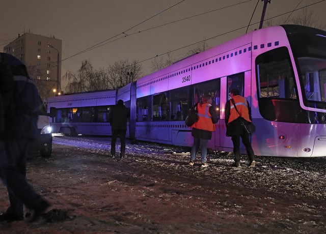 В Москве в ДТП с трамваем и грузовиком пострадали 6 человек. ВИДЕО