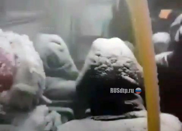 В Норильске пассажиров автобуса засыпало снегом. ВИДЕО