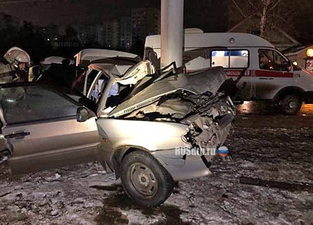 В Саратове пьяный водитель погиб, врезавшись в столб