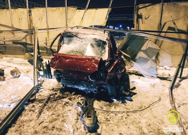 В Киришах водитель «Шевроле» погиб, врезавшись в бетонный забор