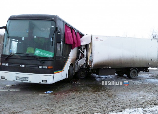 Два человека погибли в ДТП с автобусом в Тюменской области