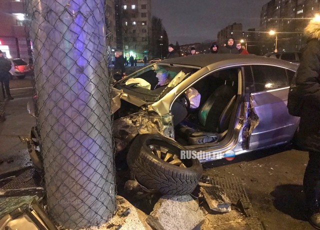 В Петербурге в результате ДТП автомобиль сбил пешехода. ВИДЕО