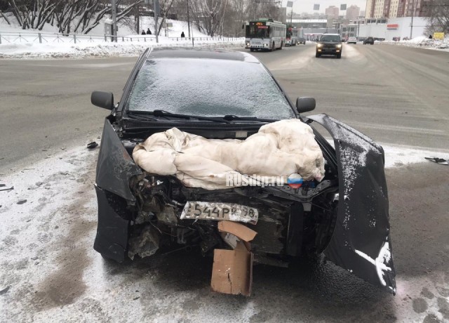 В Новосибирске лихач на Infiniti протаранил две «Тойоты». ВИДЕО