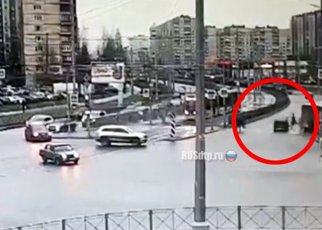 В Санкт-Петербурге водитель сбил женщину и скрылся. ВИДЕО