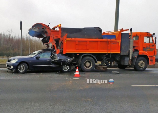 Водитель «Тойоты» погиб в ДТП на Софийской улице в Петербурге