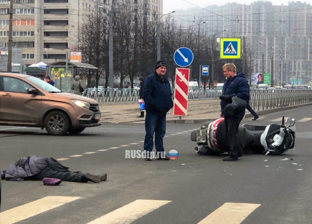 Мотоциклист насмерть сбил женщину в Петербурге. ВИДЕО