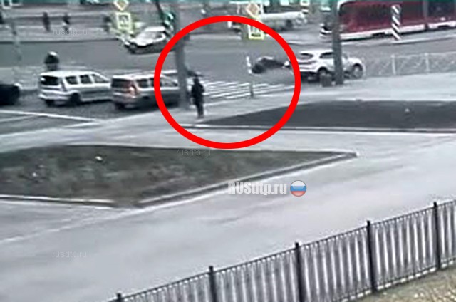 Мотоциклист насмерть сбил женщину в Петербурге. ВИДЕО