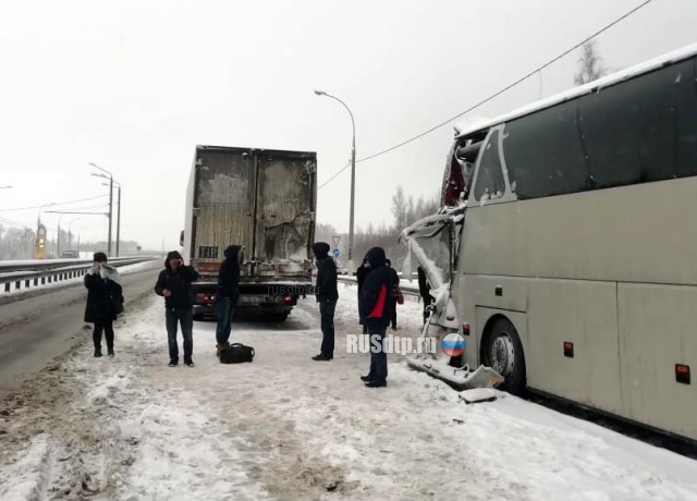 В Тульской области автобус столкнулся с грузовиком