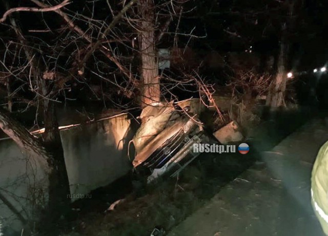 В Анапе автомобиль намотало на дерево: двое погибли