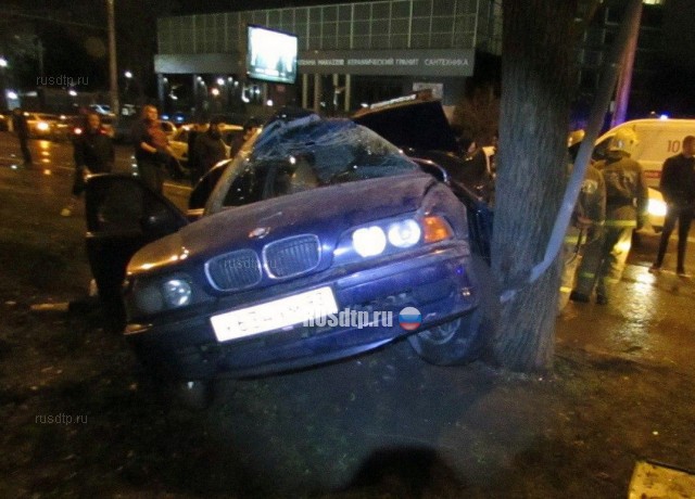 В Краснодаре BMW врезался в дерево